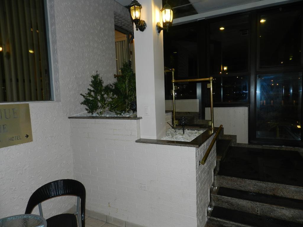 L'Auberge De L'Aeroport Inn Dorval Exterior photo